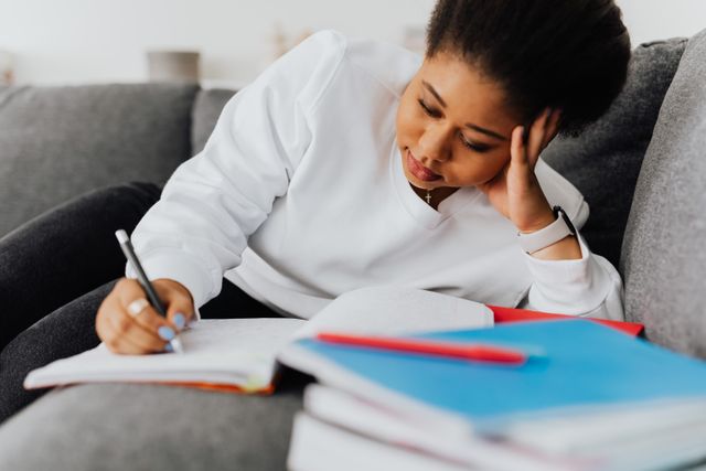 Student comparing student loans without cosigner and private lenders options